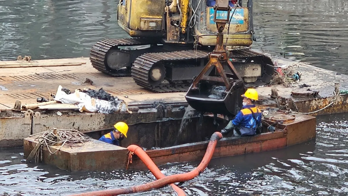 Nạo vét sông ngòi là bước quan trọng để giải quyết bài toán thoát nước từng bước tại Hà Nội