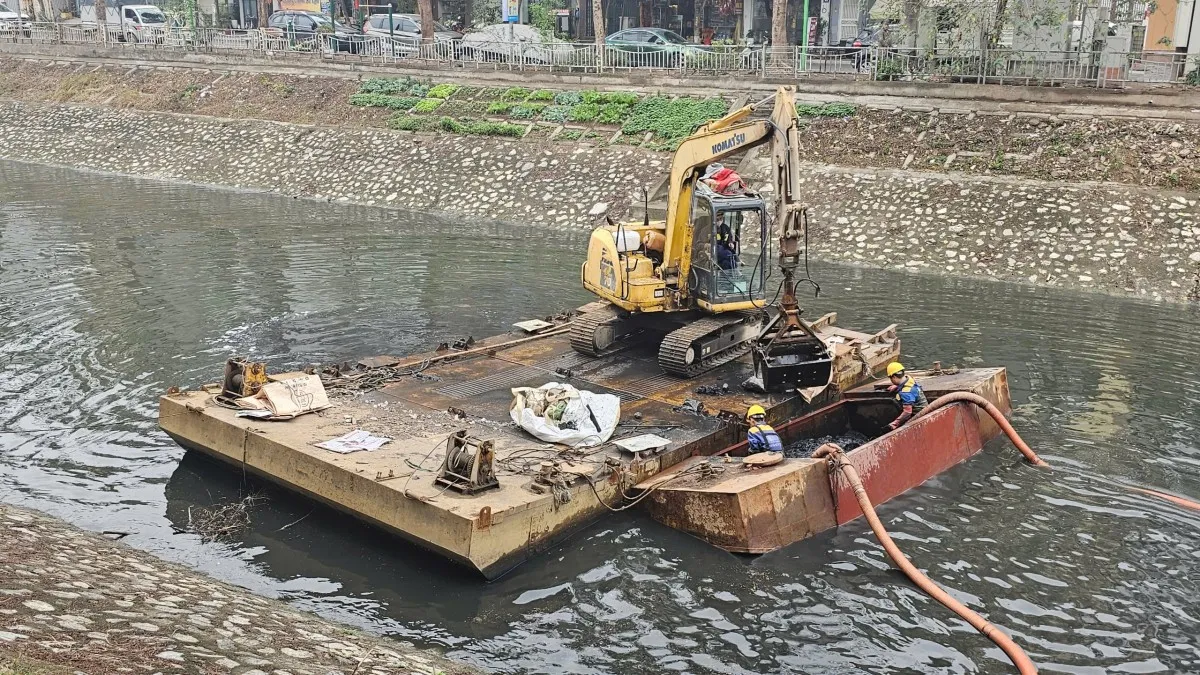Công nhân nạo vét sông Tô Lịch nhằm từng bước giải quyết bài toán thoát nước