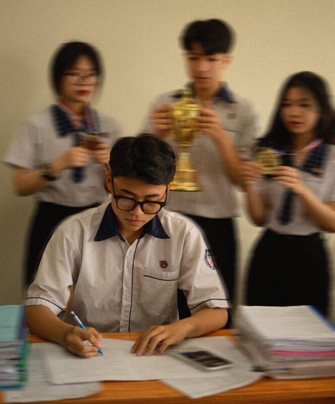 Áp Lực Đồng Trang Lứa: Hiểu Đúng Để Vượt Qua Hội Chứng "Con Nhà Người Ta"