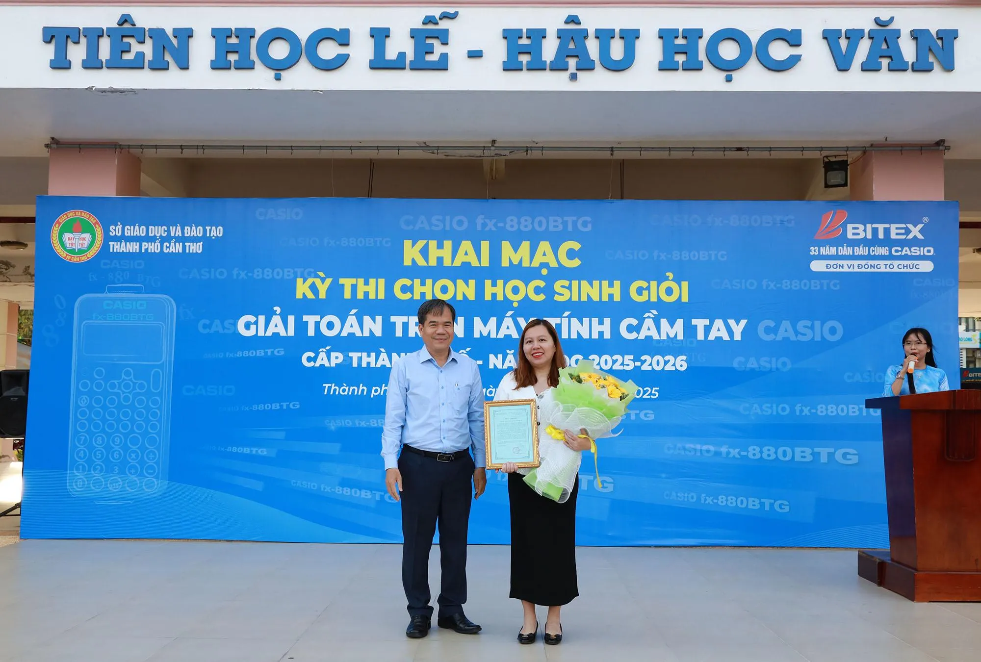 Đại diện Công ty BITEX - CEO Trần Thanh Thảo nhận hoa và thư cảm ơn từ Ông Nguyễn Phúc Tăng – Phó Giám đốc Sở Giáo dục & Đào tạo TP. Cần Thơ