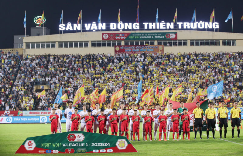 Lý Do Hồng Duy Không Bắt Tay HLV Trưởng Nam Định Khi Bị Thay Ra