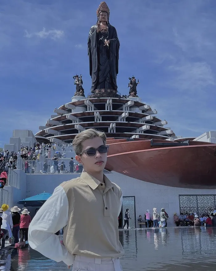 Tượng Phật Bà Tây Ninh là một trong những bức tượng nổi tiếng ở Việt Nam