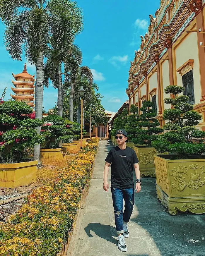 Tượng Phât Di Lặc là một trong những bức tượng nổi tiếng ở Việt Nam