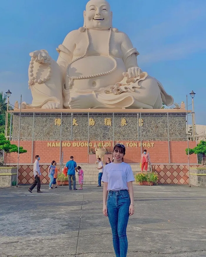 Tượng Phât Di Lặc là một trong những bức tượng nổi tiếng ở Việt Nam