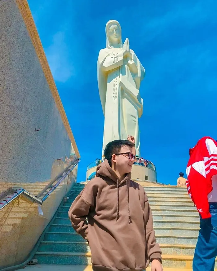 Tượng Đức Mẹ Maria là một trong những bức tượng nổi tiếng ở Việt Nam