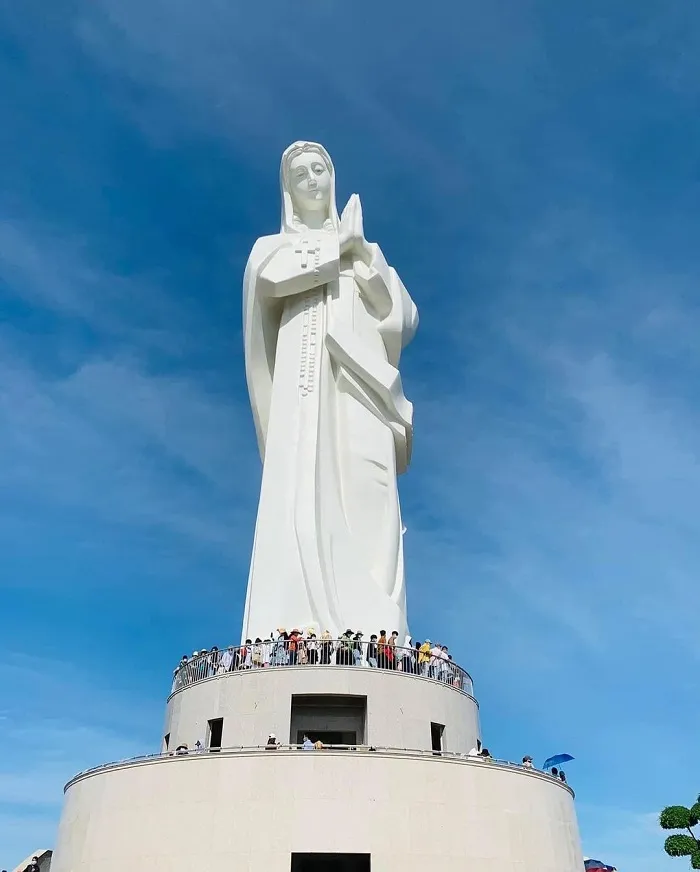 Tượng Đức Mẹ Maria là một trong những bức tượng nổi tiếng ở Việt Nam