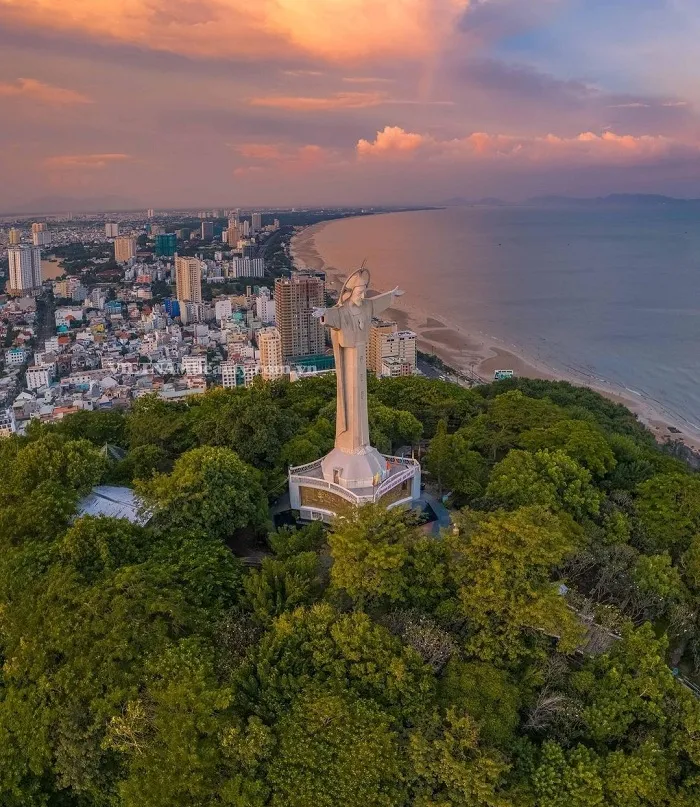 Tượng Chúa Kito Vua là một trong những bức tượng nổi tiếng ở Việt Nam