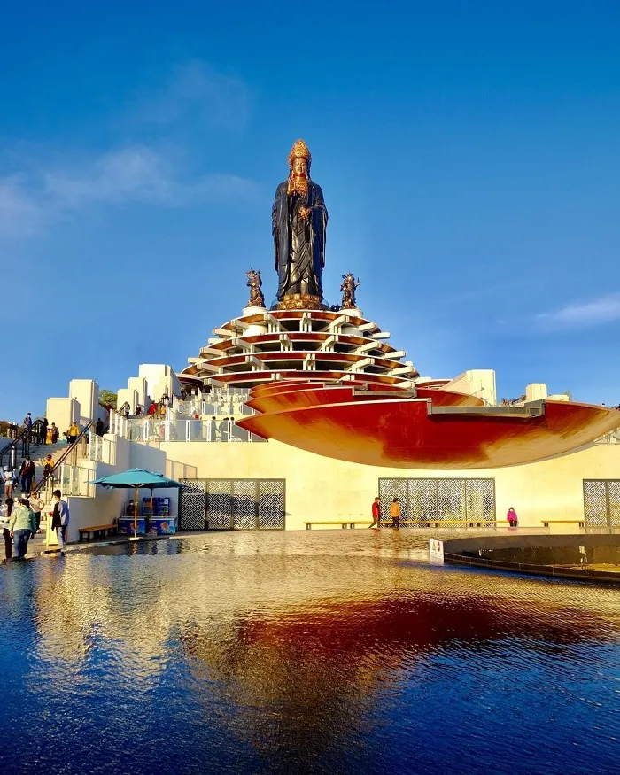 Tượng Phật Bà Tây Ninh là một trong những bức tượng nổi tiếng ở Việt Nam