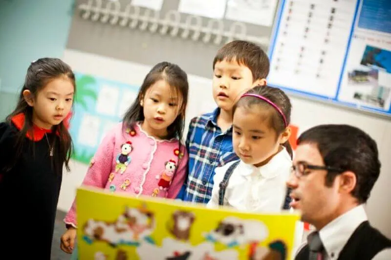 Hướng dẫn con đọc hiểu văn bản. (Ảnh: Sưu tầm internet)