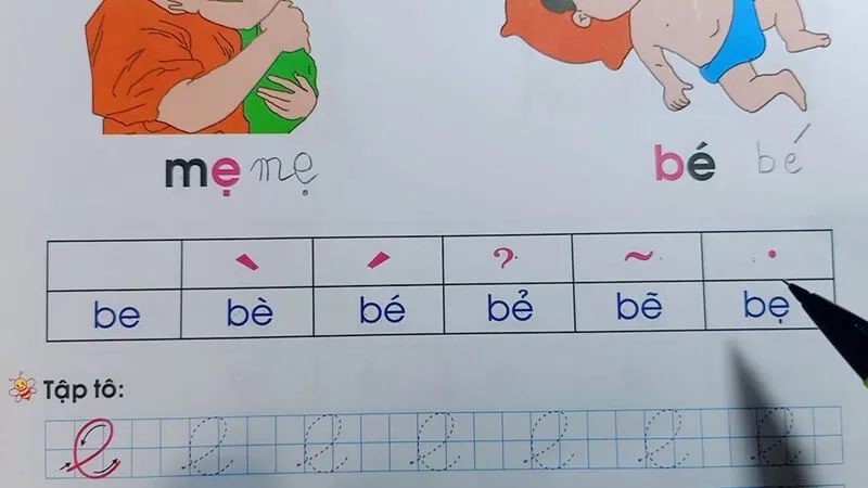 Hướng dẫn con tập viết đúng từ. (Ảnh: Youtube)