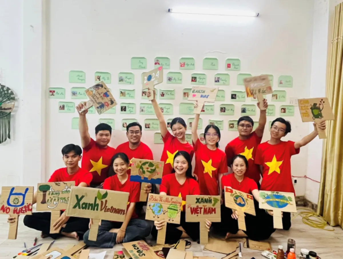 Những tình nguyện viên của cộng đồng Xanh Việt Nam hăng hái tham gia dọn dẹp môi trường tại bãi biển