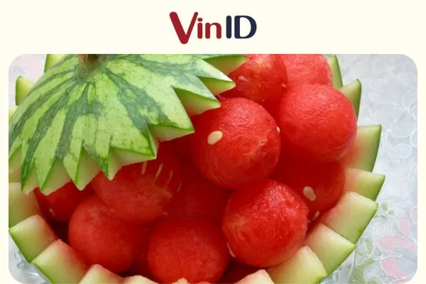 Những viên dưa hấu tròn trịa được múc bằng dụng cụ chuyên dụng