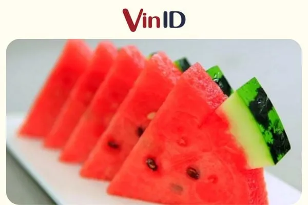 Tạo hình dưa hấu giống như những cây thông nhỏ xinh xắn rất được trẻ em yêu thích