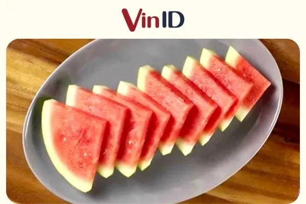 Cách bổ dưa hấu theo kiểu truyền thống tạo ra các miếng tam giác đều đặn