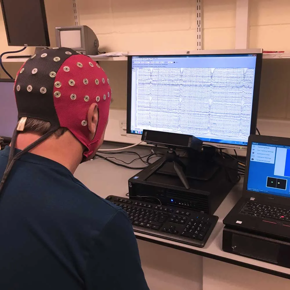 Nhà nghiên cứu đang vận hành hệ thống EyeLink Duo trong môi trường phòng thí nghiệm