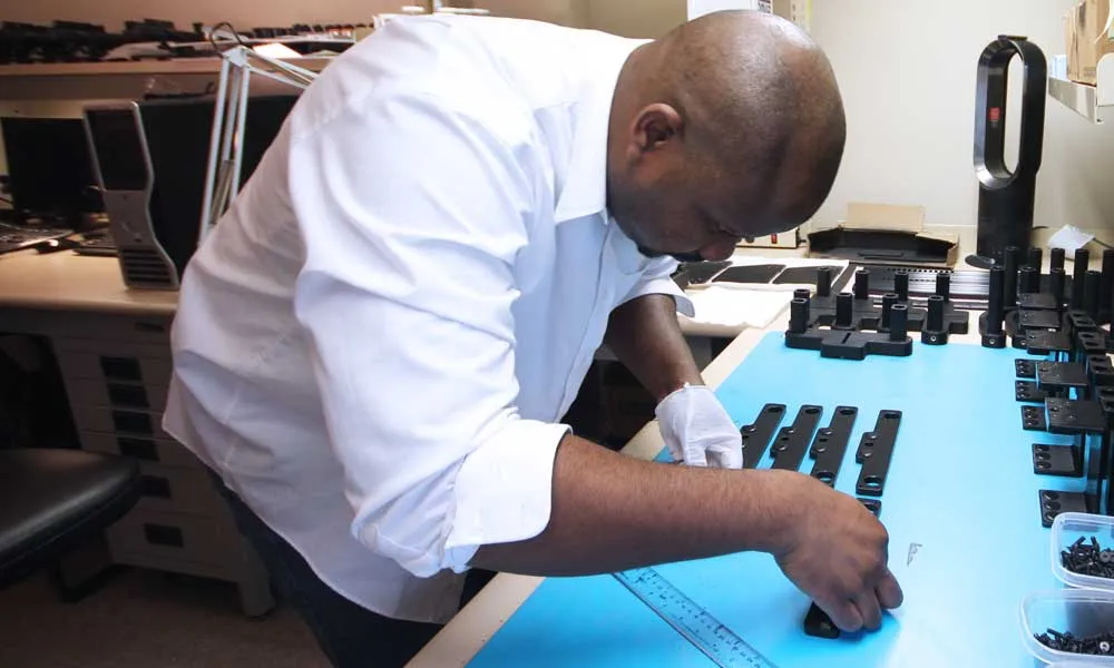 Quy trình sản xuất và lắp ráp thiết bị theo dõi ánh mắt tại nhà máy của SR Research