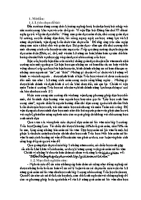Học sinh lớp 2 đang thực hành giải toán có lời văn trên bảng với sự hướng dẫn của giáo viên