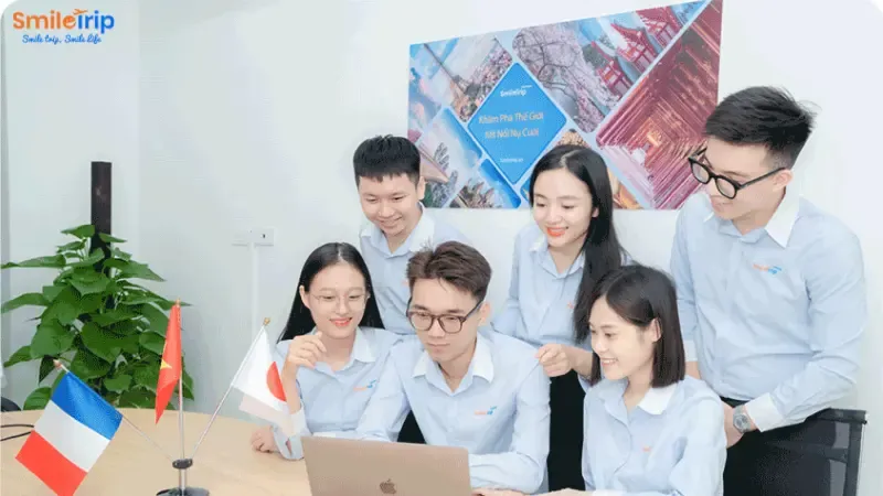 Nhân viên tư vấn hỗ trợ khách hàng đặt tour và làm thủ tục