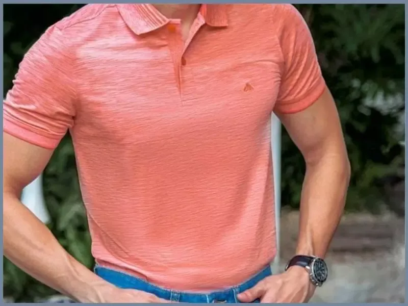 Người mẫu trình diễn phong cách thời trang tối giản với áo thun cơ bản