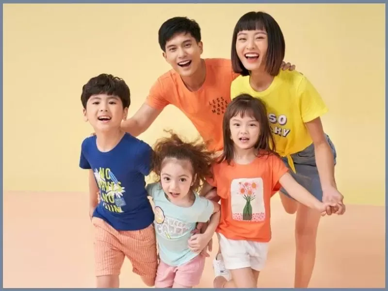 Khách hàng trải nghiệm mua sắm và thử các dòng áo phông mới nhất