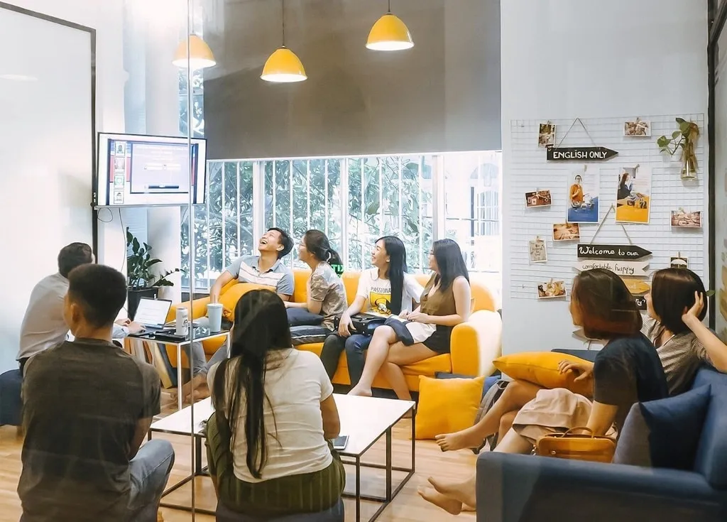 Học viên TalkFirst đang thực hành kỹ năng thuyết trình trong môi trường sáng tạo